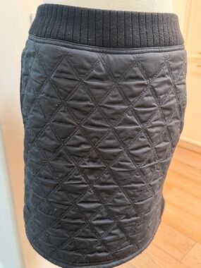 Black mixed material quilted and knit stretch athletic skirt